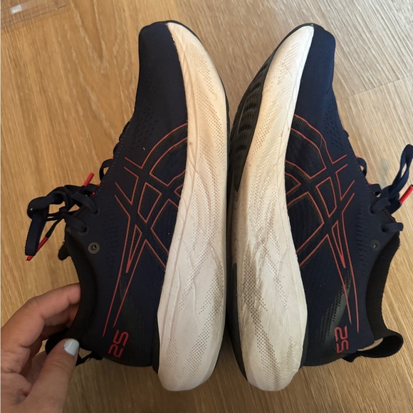 Gel Nimbus 25 size 7 in men’s (fits a women 8.5) - Picture 2 of 6